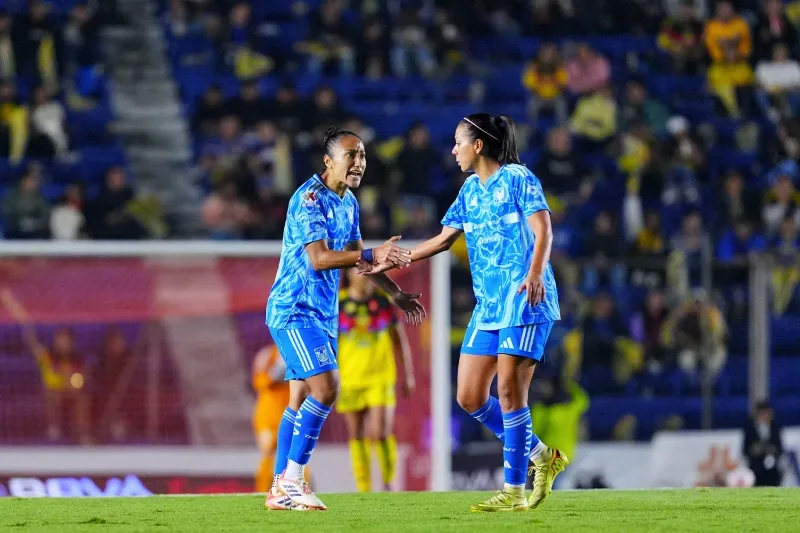 Stephany Mayor y María Sánchez en festejo de gol