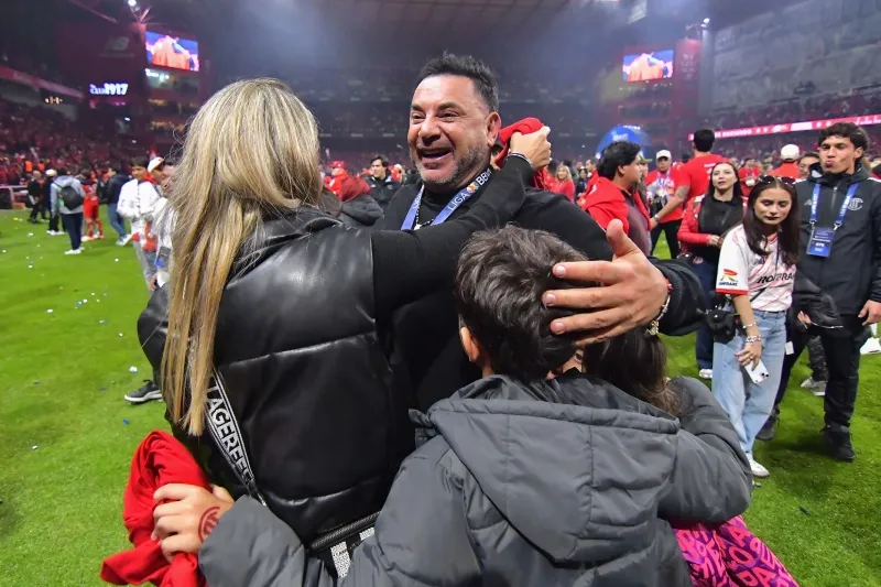 Mohamed en celebración con su familia