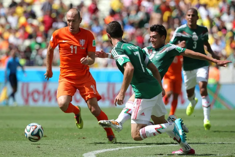 Héctor Moreno y Miguel Layún contra Arjen Robben en el Mundial Brasil 2014