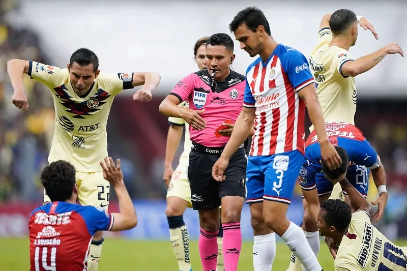 Briseño fue suspendido varios juegos por lesionar a Giovani