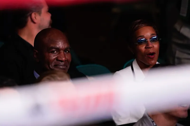 Sulaimán entregó reconocimiento a Holyfield