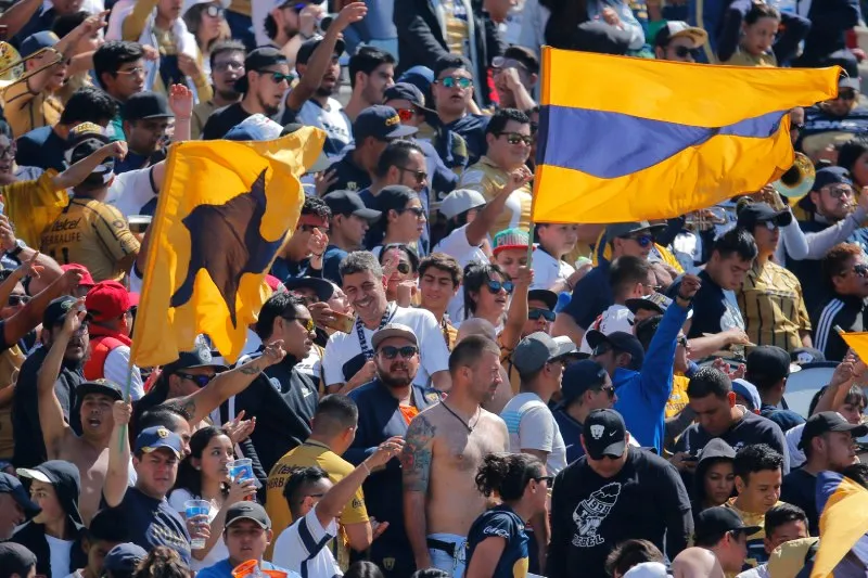 Elías Ayub con la afición de Pumas en CU
