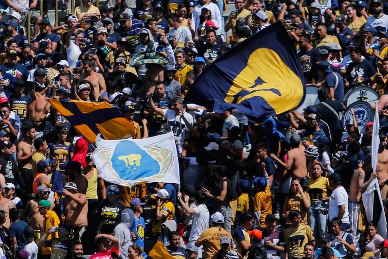 Elías Ayub con la afición de Pumas