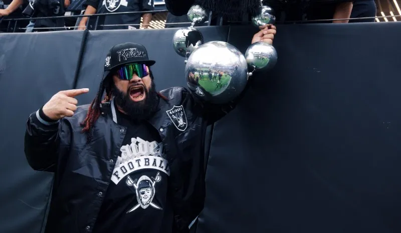 Fatu con Raiders