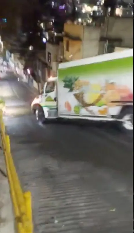 El camión de Jarritos no pudo frenar por lo mojado del pavimento / Redes Sociales