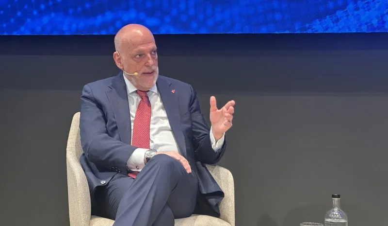 Tebas en conferencia