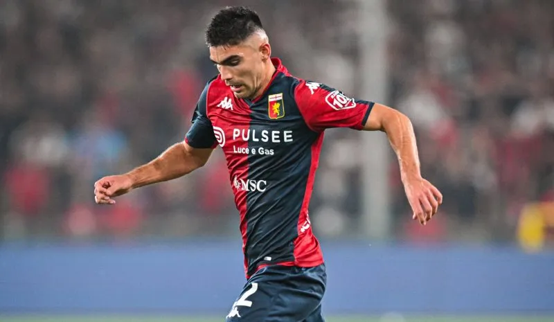 Johan Vásquez en acción con Genoa