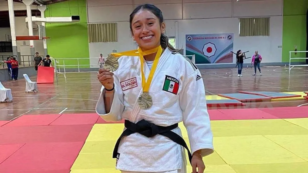 María Cruz celebra su medalla | @OlimpismoMex