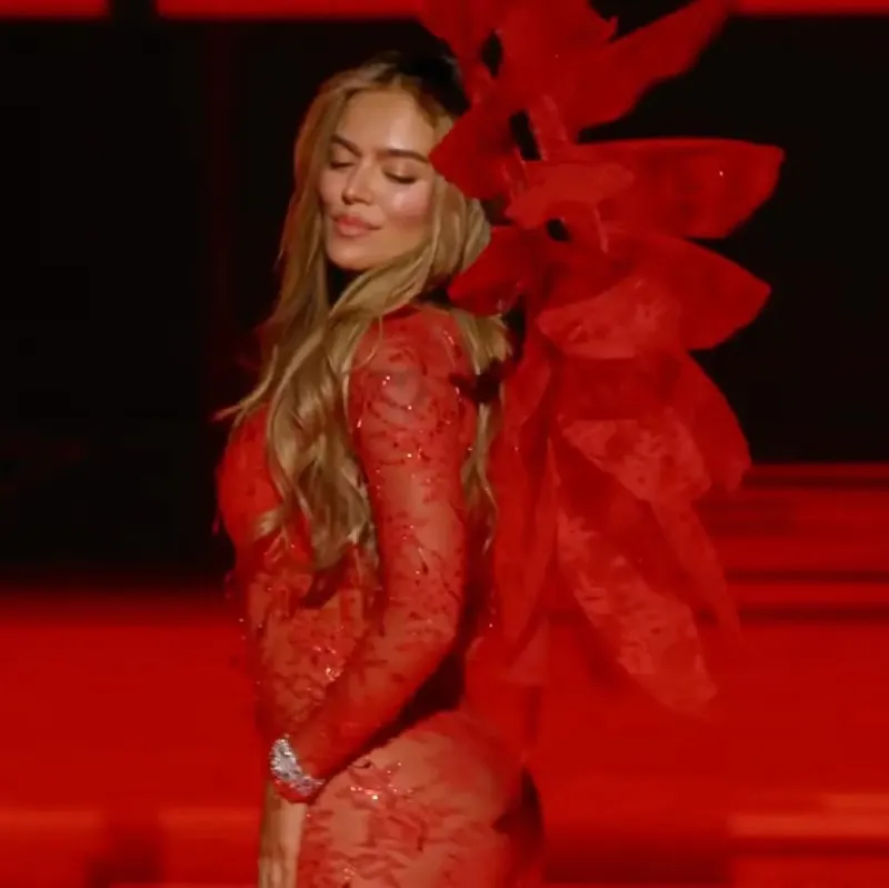 La colombiana desbordó sensualidad con su traje en rojo / Redes Sociales