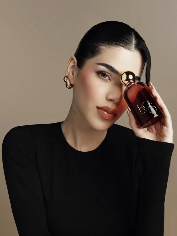 Kenia Os presenta su fragancia llamada: el lanzamiento de K OS MUSE / FB: @KeniaOs