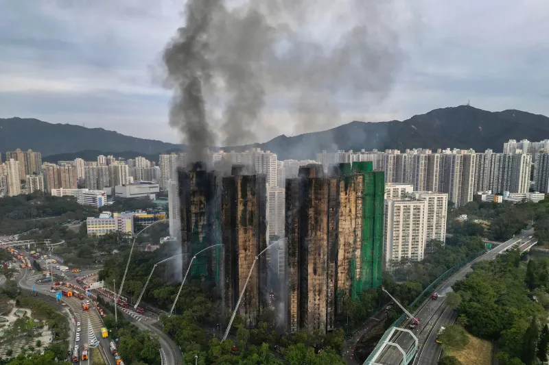Los andamios de bambú y una tela verde propagó más rápido el fuego / FB: @scmphongkong