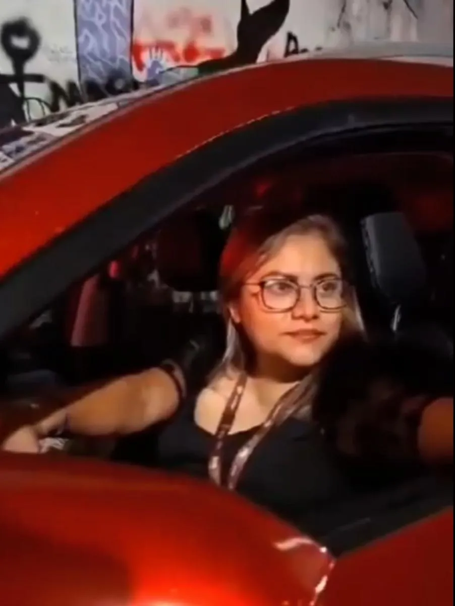 La mujer trató de darle 500 pesos a la agente de tránsito que la detuvo / Redes Sociales