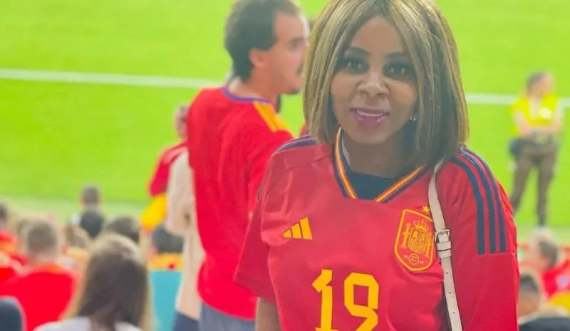 Madre de Lamine Yamal con camiseta de España