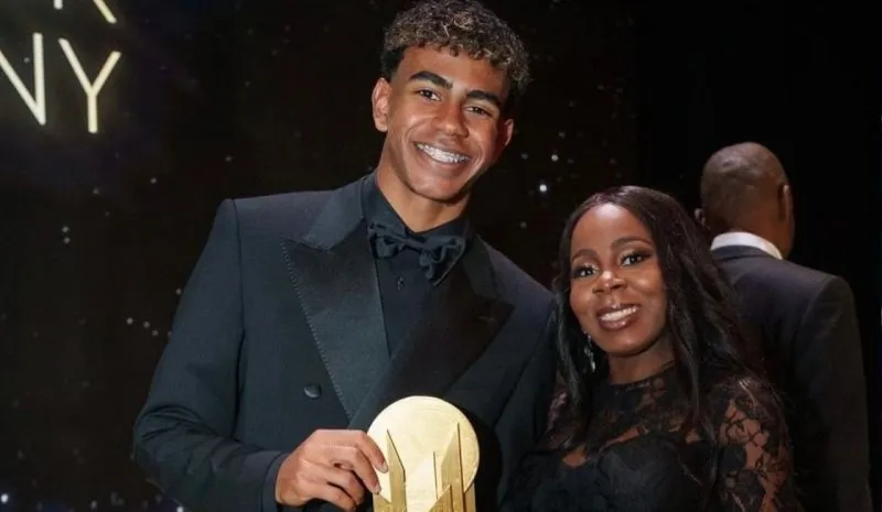 Lamine Yamal con su madre