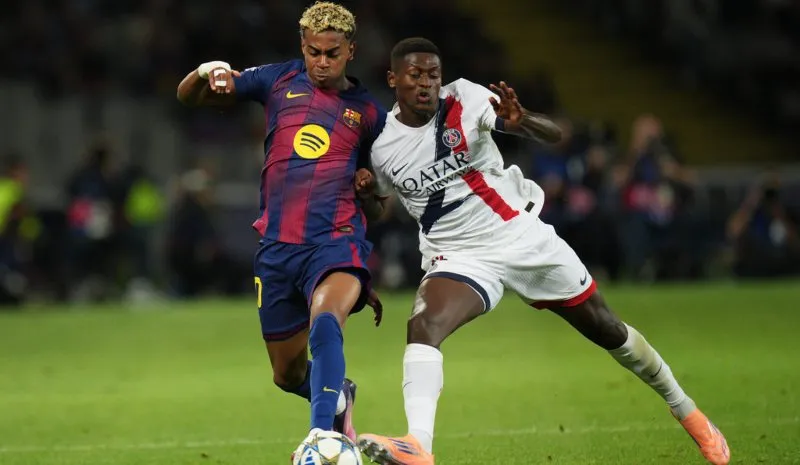 Lamine Yamal ante Nuno Mendes