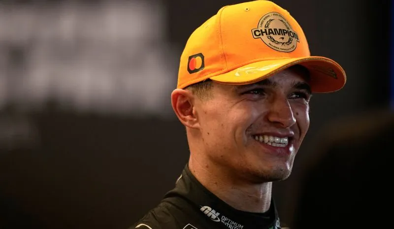 Norris con gorra de Campeón