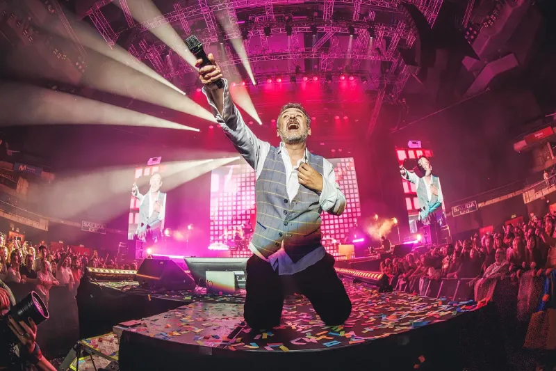 Santi Balmes platicó en Exclusiva con Contra / FB: @loveoflesbian