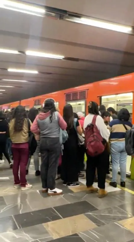 Los vagones tuvieron que ser desalojados para rescatar el cuerpo / Redes Sociales