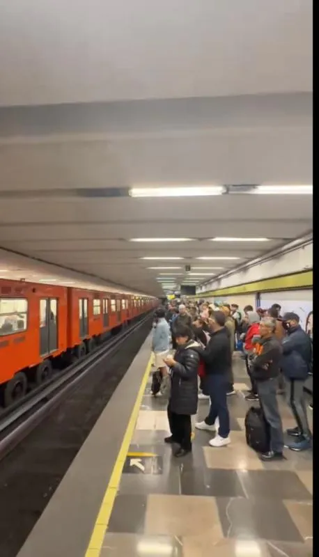 La gente tuvo que esperar casi la hora para poder abordar un tren / Redes Sociales