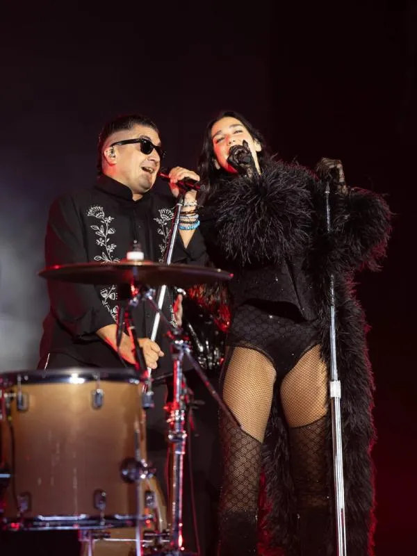 En Colombia cantó 'Antología' de Shakira / FB: @DuaLipa