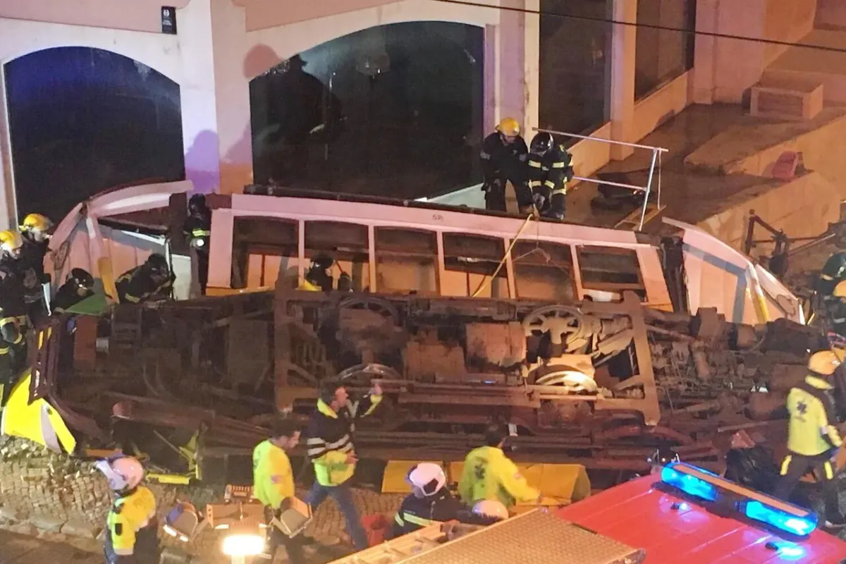 Al parecer iban más de 40 personas abordo del Ascensor de Gloria / Redes Sociales