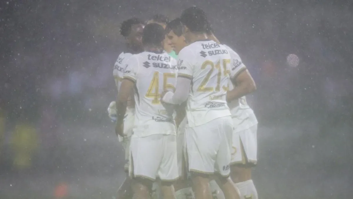 La lluvia protagonizó el cierre del partido | MEXSPORT