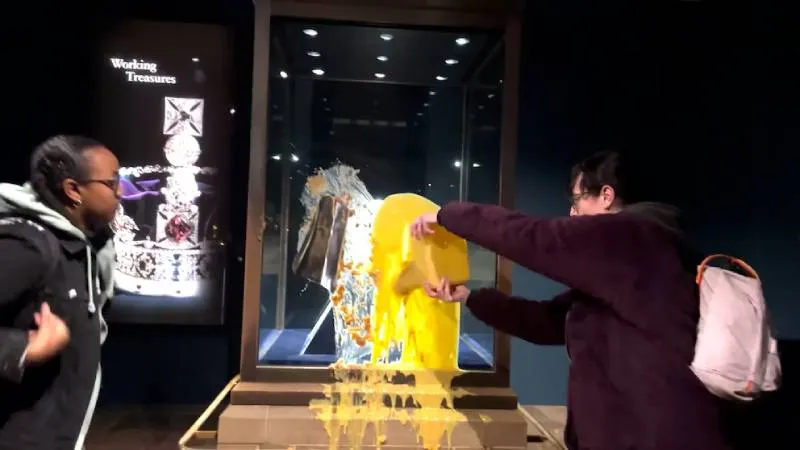 Manifestantes lanzan comida a las joyas de la corona británica. / X