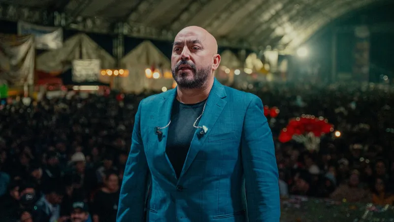 El cantante ya no escucha cuando le están hablando / FB: @LupilloRiveraOficial