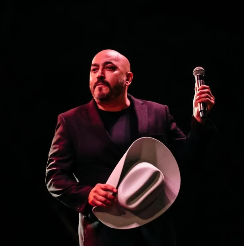 Para sus conciertos se guía gracias a las vibraciones / FB: @LupilloRiveraOficial