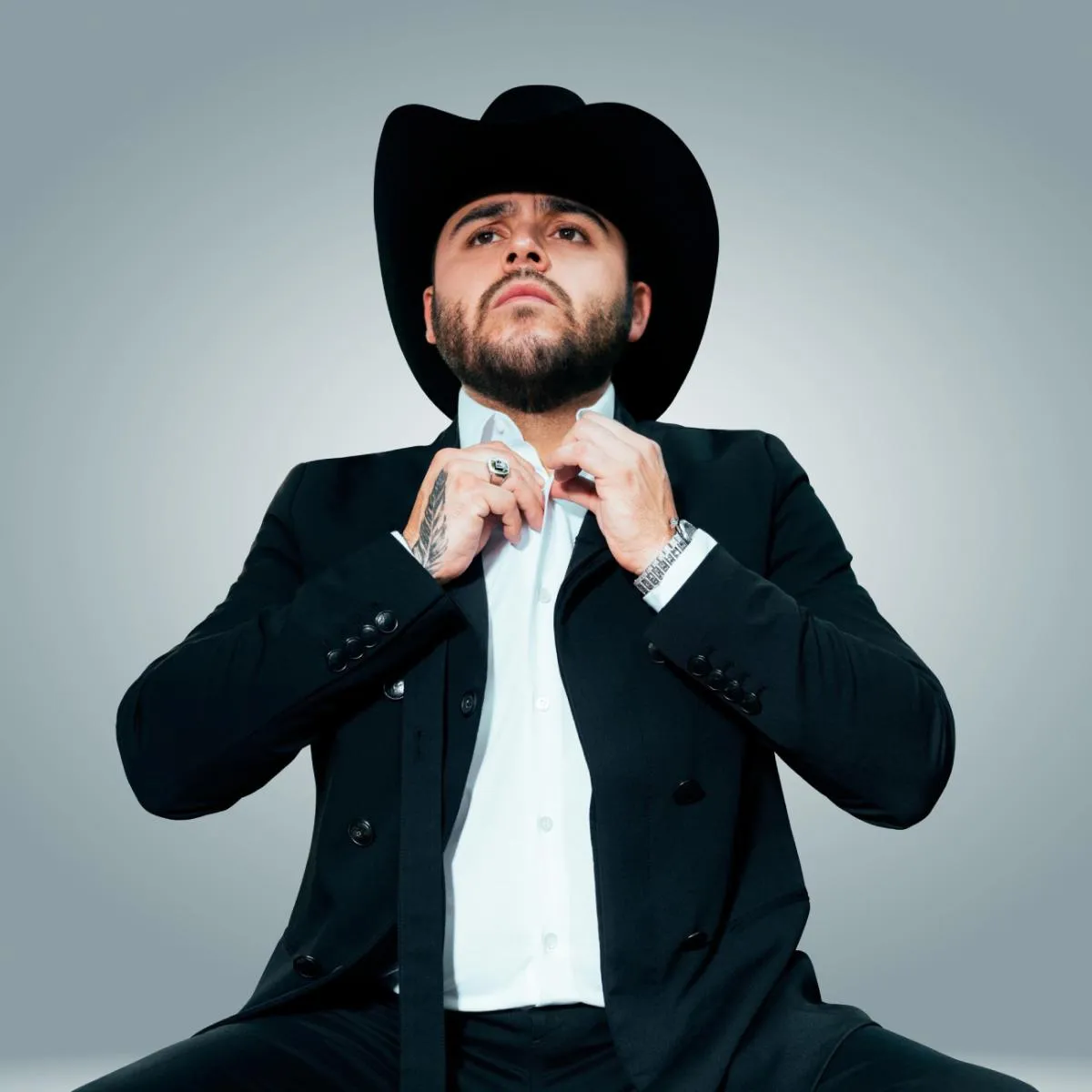 Gerardo Ortiz tuvo que testificar en contra de su exmánager para salir bien librado / FB: @GerardoOrtizNet