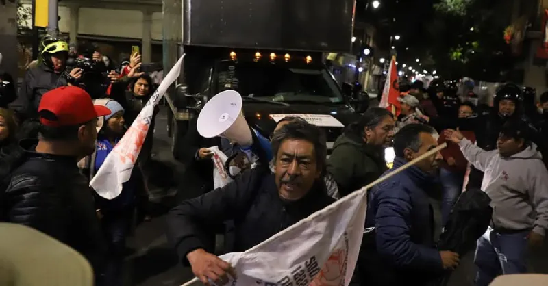 Por las protestas de la CNTE, el Metro cerrá algunas estaciones / Redes Sociales