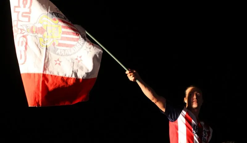 Almeyda con bandera de Chivas