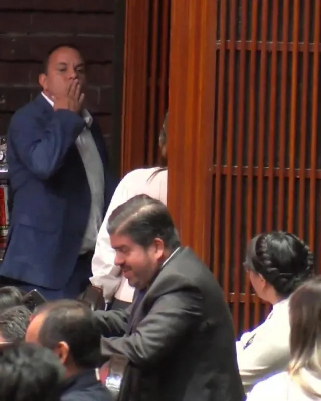 Tras los calificativos, Cuauhtémoc lanzó un beso a la diputada / Redes Sociales