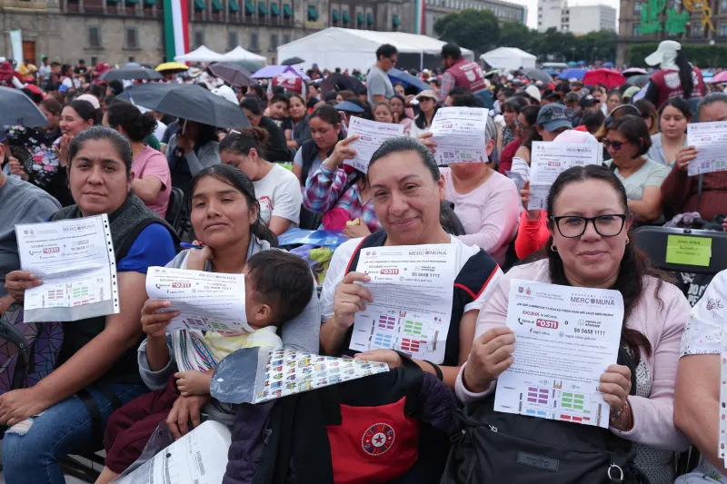 Los vales se pueden canjear en mercados o tiendas de la colonia / Redes Sociales
