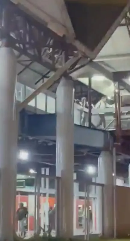 Jóvenes en la parte de arriba y abajo corrían tras las explosiones / Redes Sociales