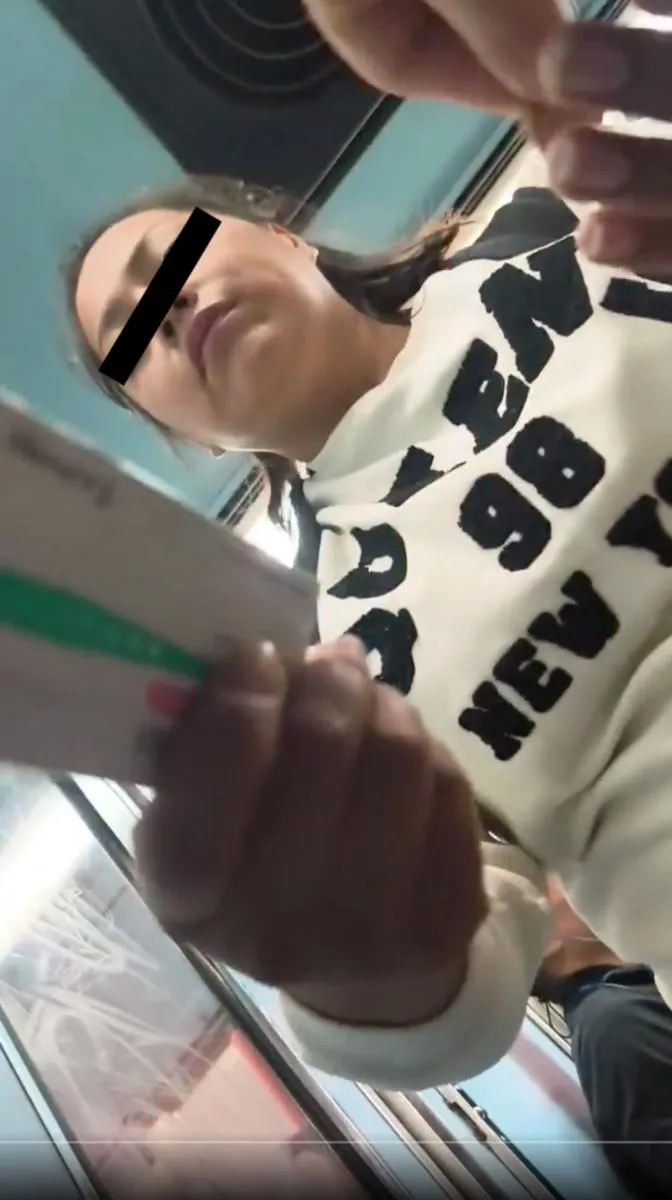 La vendedora saca el medicamento de una bolsa para su entrega / Redes Sociales