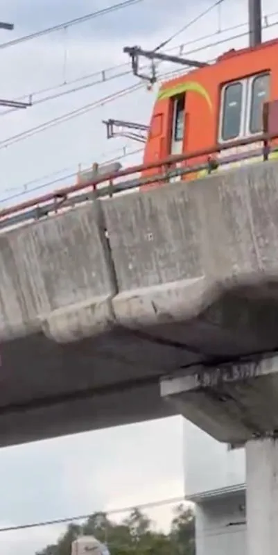 La Línea 12 del Metro presenta una separación en dos de sus trabes / Redes Sociales