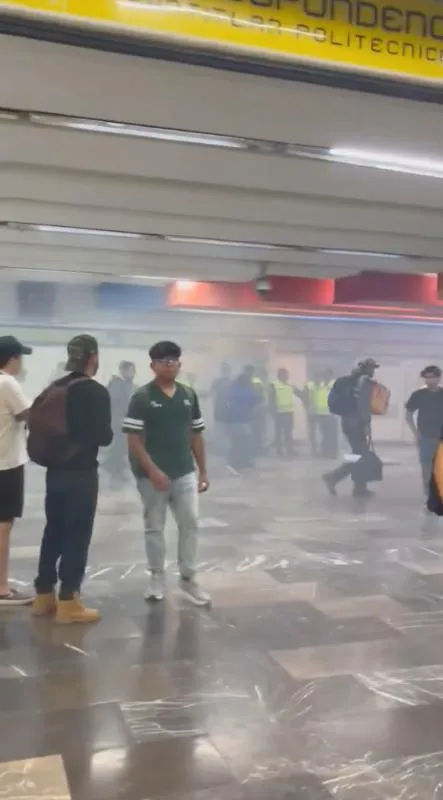 La estación La Raza de la Línea 3 se llenó de humo por los petardo / Especial