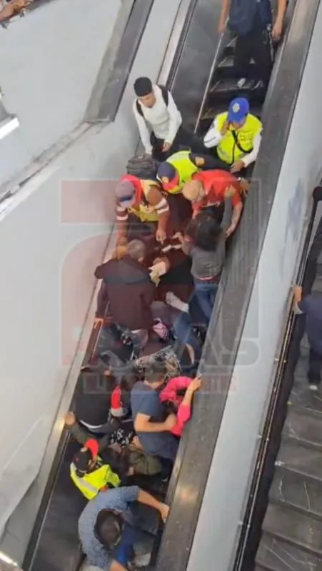 Una personas perdió el equilibrio y cayó sobre los demás pasajeros / Redes Sociales