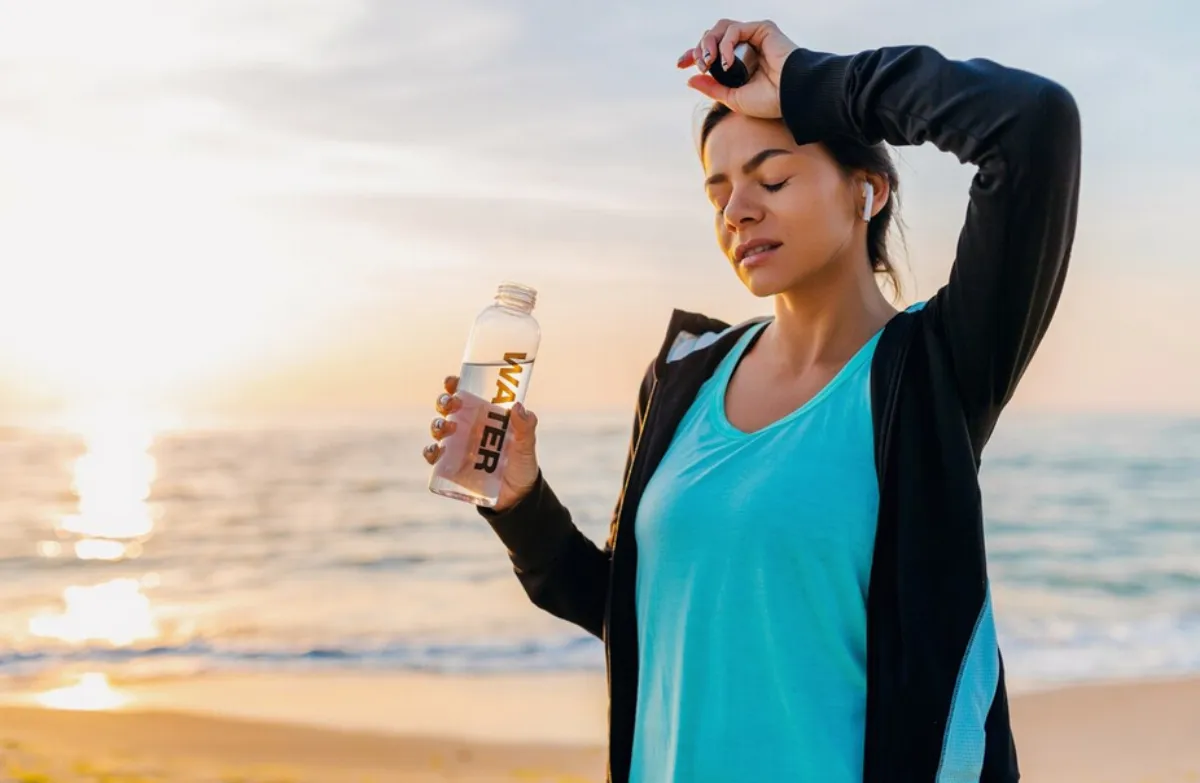 Lo mejor es hidratarse y evitar la exposición al sol / FREEPIK
