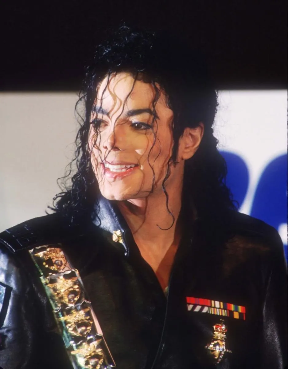 Al final, al trabajador demandó por despido injustificado y ganó / FB: @michaeljackson