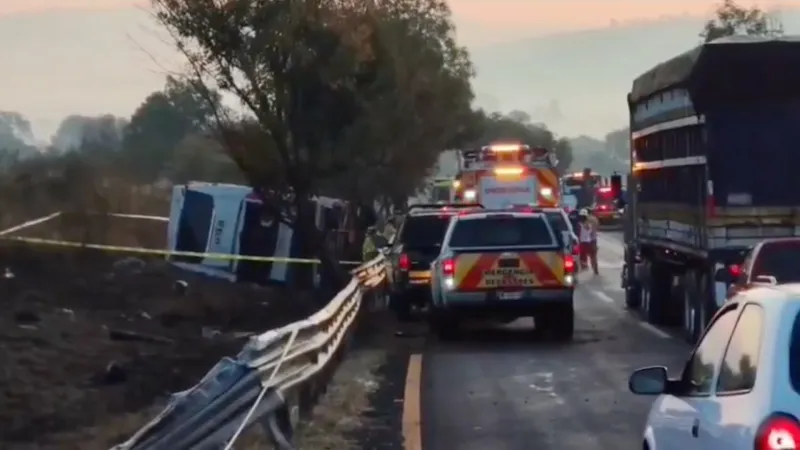 El camión salió del camino lo que provocó su volcadura / Redes Sociales