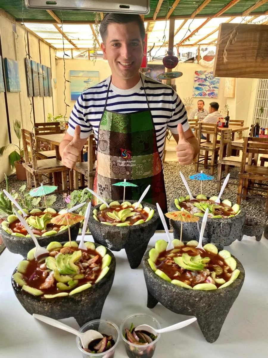 Moisés prefiere no arriesgar su vida o la de los clientes / FB: @mariscos.elcompamoy