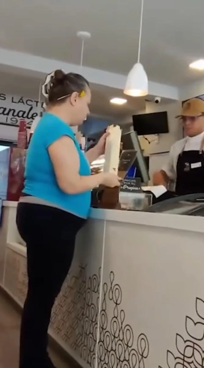 La señora traía un comportamiento muy grosero con todo mundo / Redes Sociales