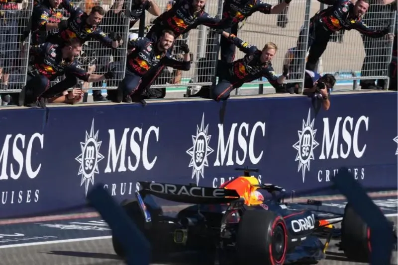 Verstappen se acerca a los McLaren | AP