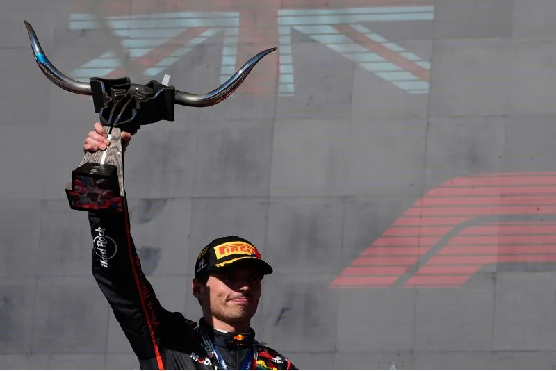 Verstappen se acerca a los McLaren | AP