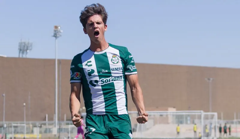 Máximo Reyes en partido