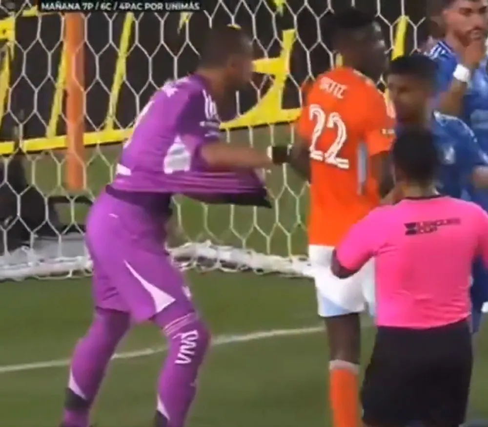 Nahuel jaló su propia playera