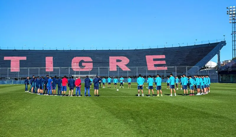 Minuto de silencio para Miguel Ángel Russo