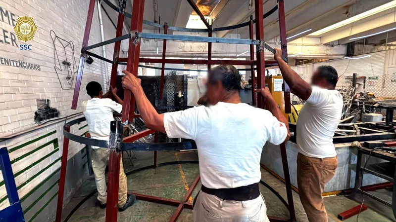 Fueron 4 herreros y un pintor, quienes le dieron vida al árbol monumental / FB: @PoliciaCDMX